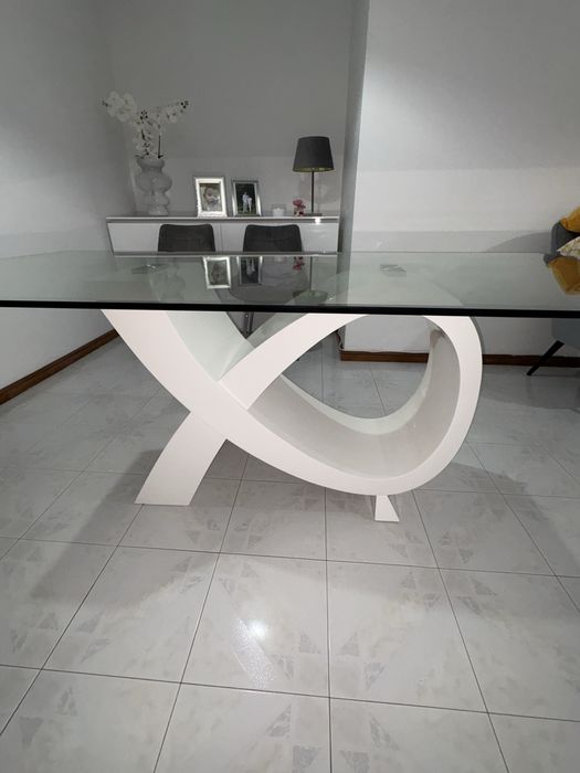 Mesa de Jantar Moderna em Vidro e Base de Design