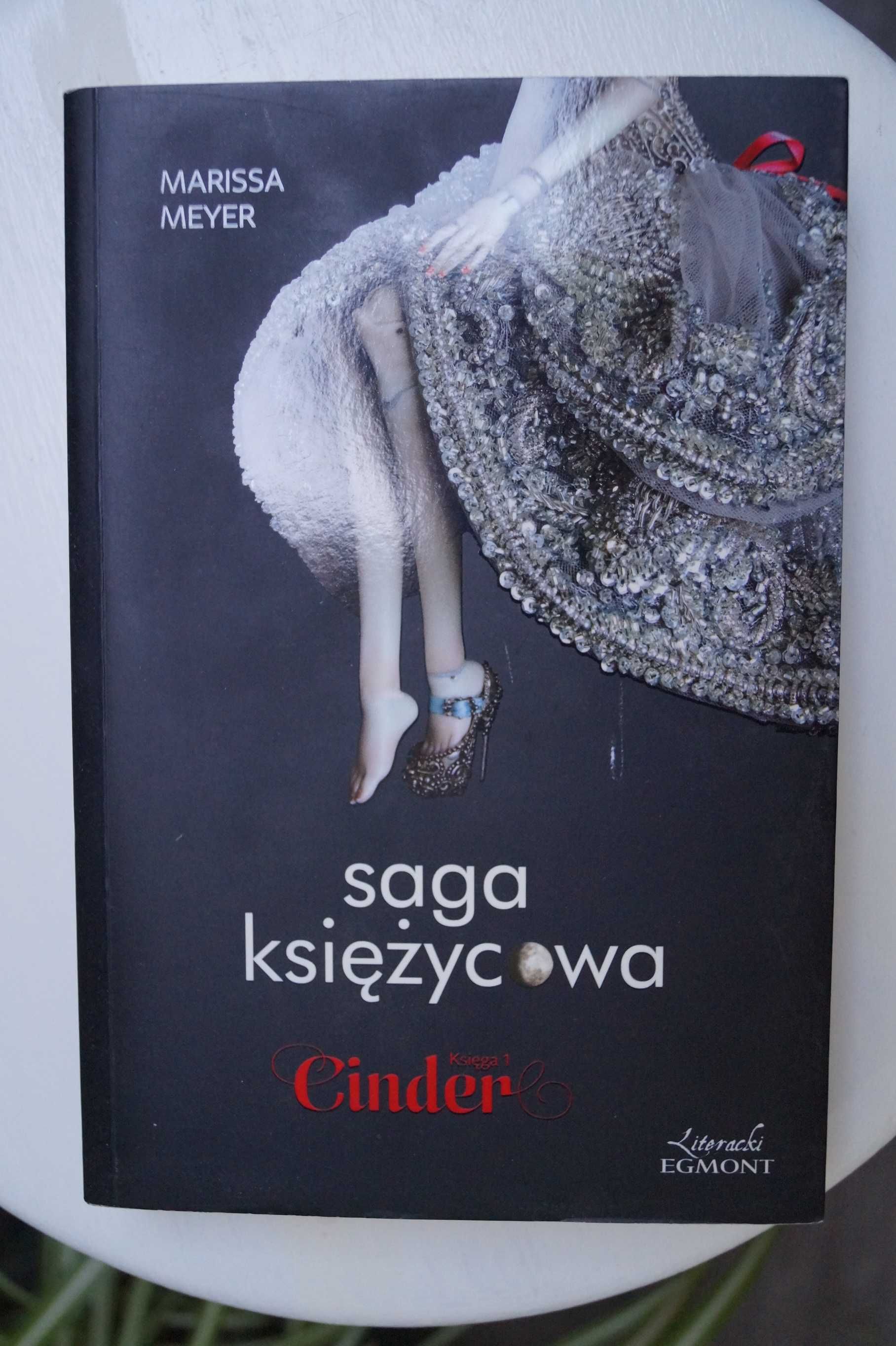 "Cinder" Marissa Meyer