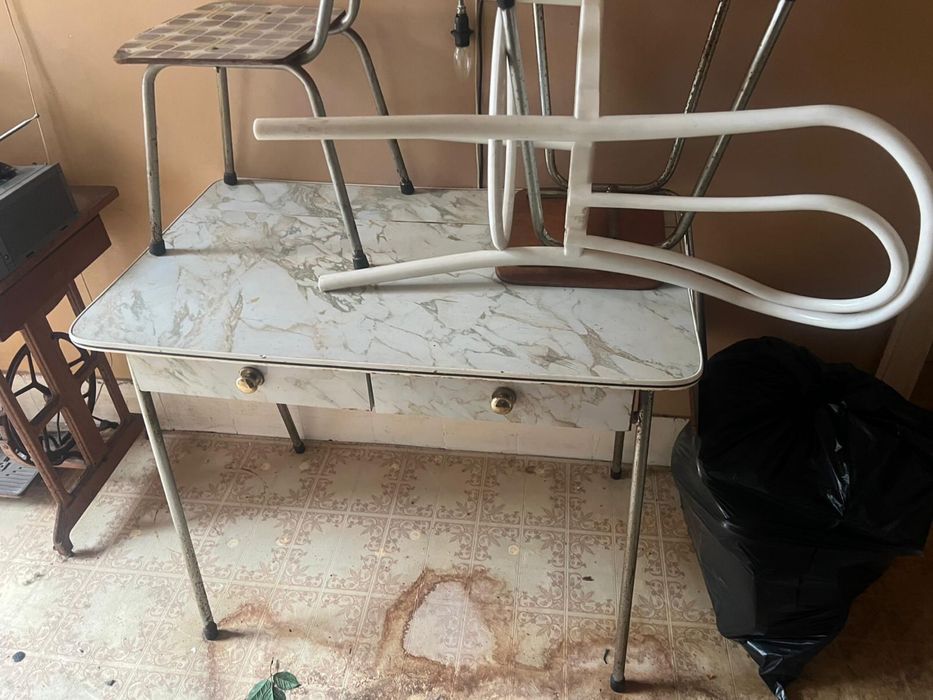 Mesa com 3 bancos 30€, aquercrdor 20, forno com fogão 20€