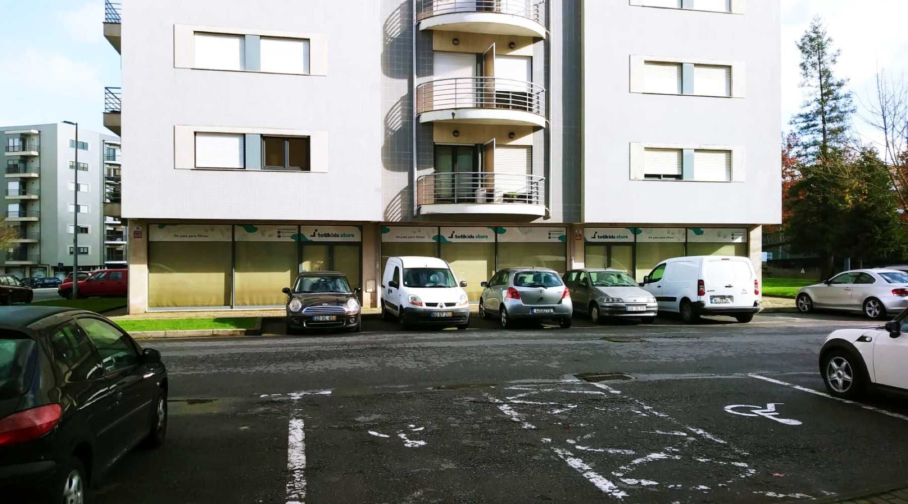 Loja com 250m2 e 3 frentes próximo do centro. Localização Premium.