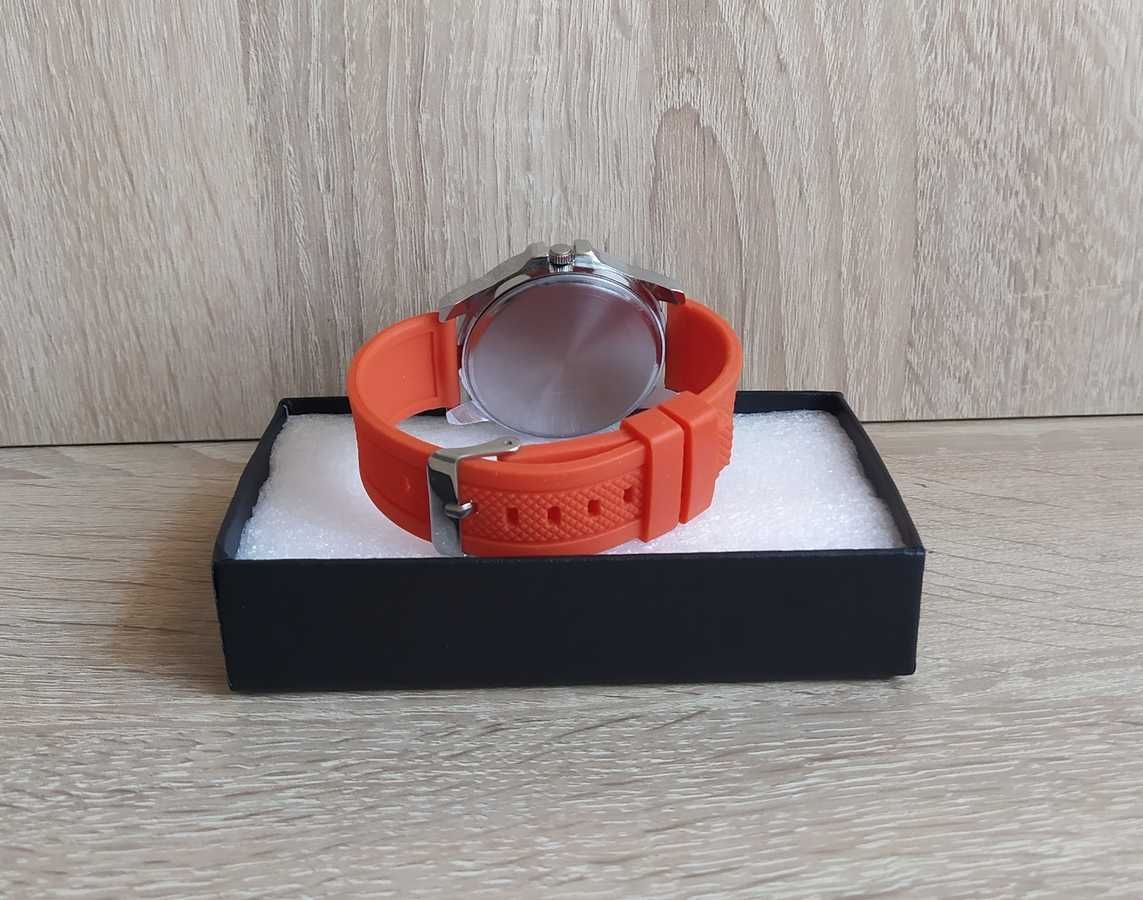 Nowy sportowy zegarek analogowy *Orange*