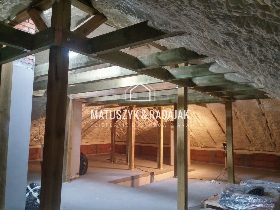 Izolacja natryskowa, Ocieplanie poddasza, Natrysk pianki PUR