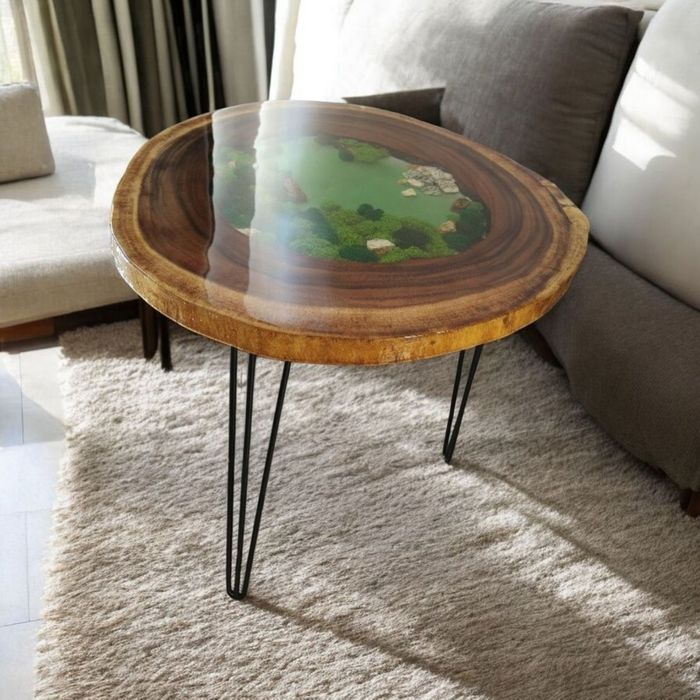 Stół z z drewna suar z żywicą epoksydowa motyw leśny .