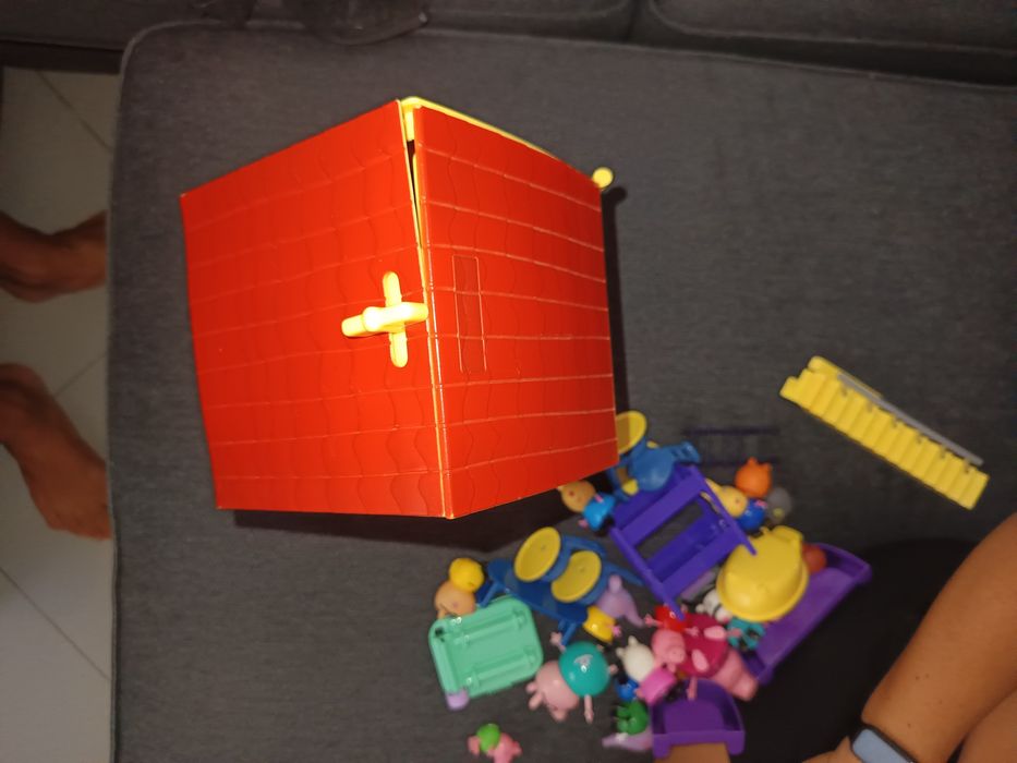 Casa da Peppa com bonecos e acessórios