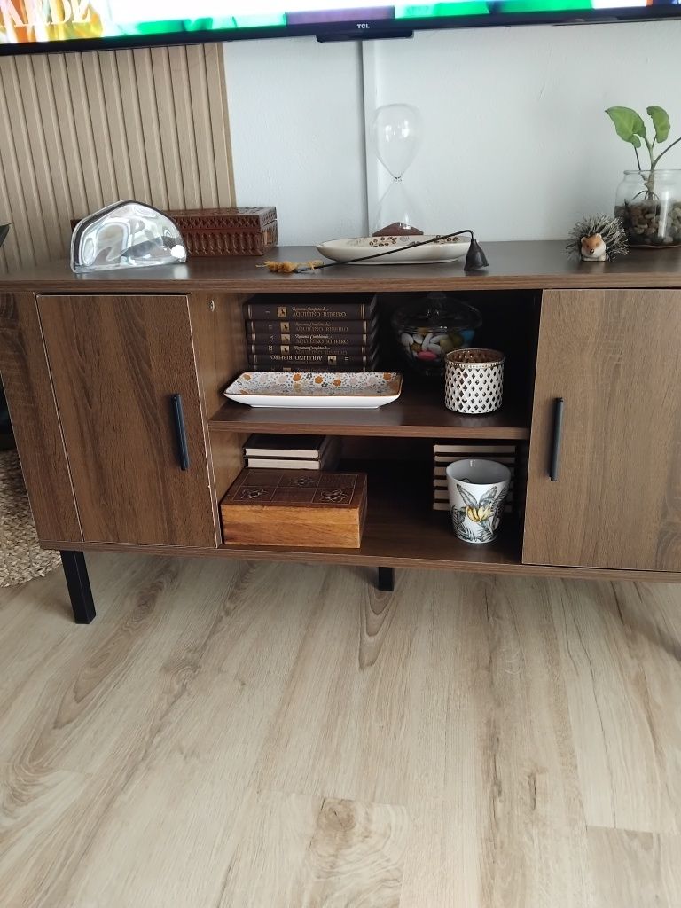 Movel  castanho para televisão.