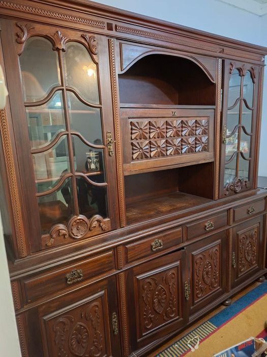 Móvel de sala de jantar antigo