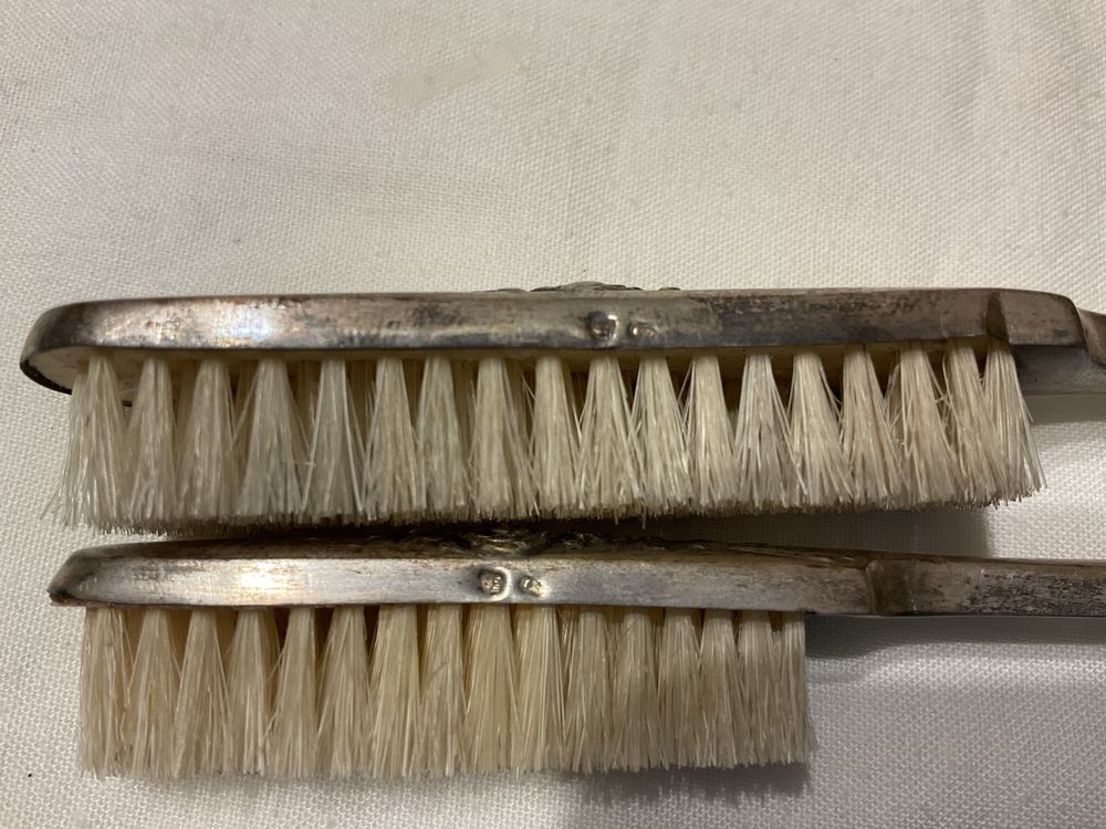 Duas escovas antigas em prata com marca de prata