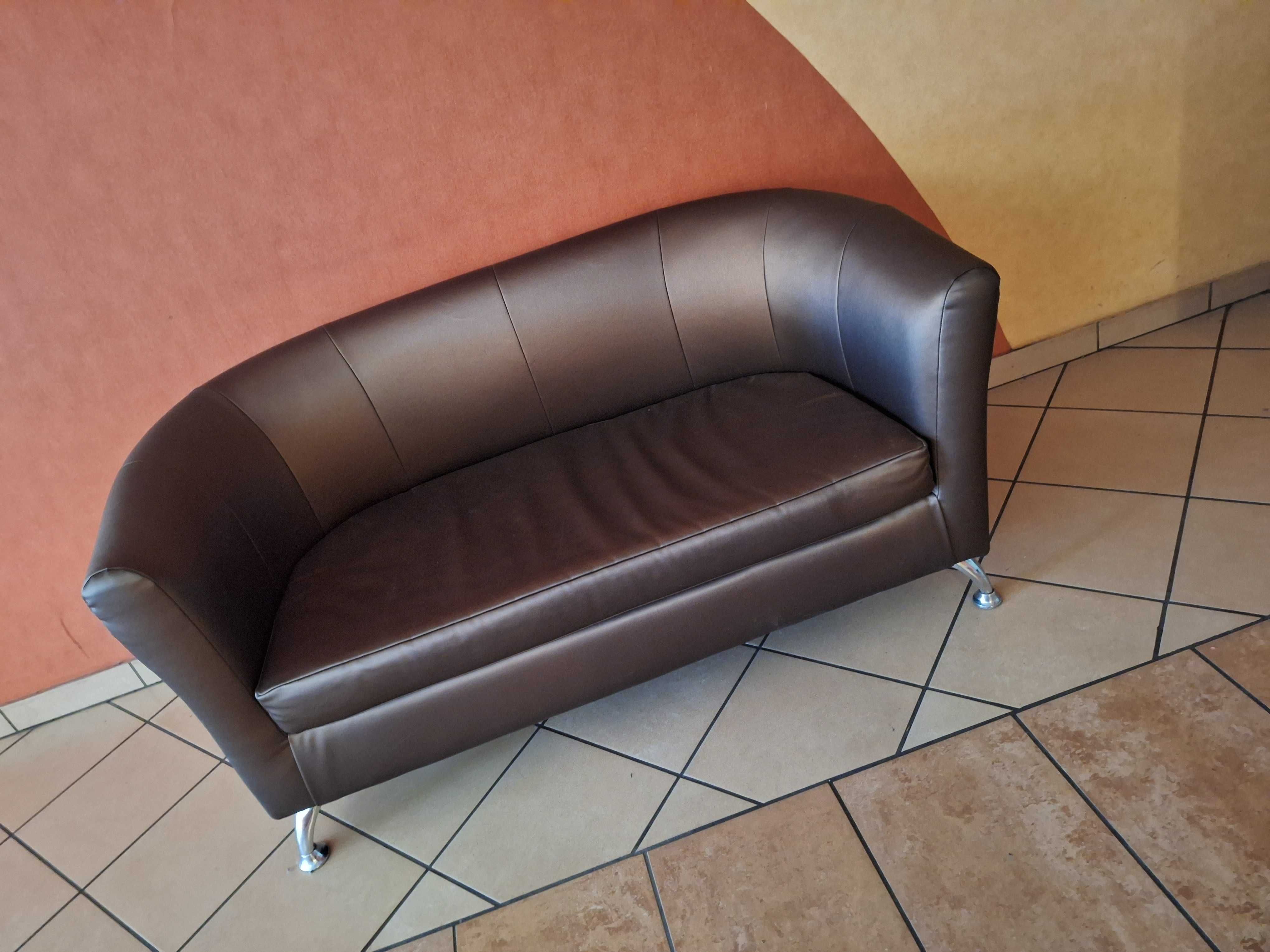 Likwidator sprzeda zestaw łóżek i tapczanów.