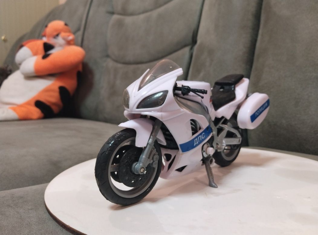 Колекционая игрушка мотоцикл.