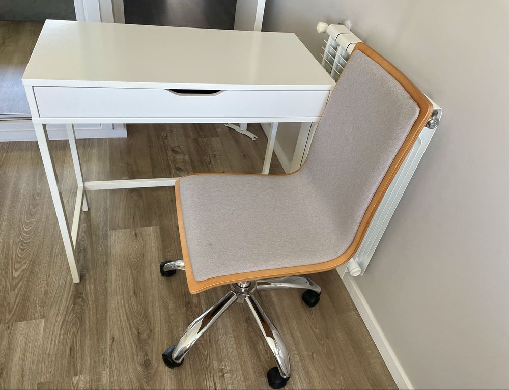 Secretaria branca Ikea com cadeira