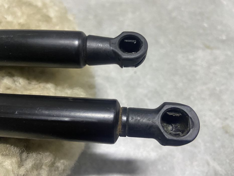 Амортизатор Капота БМВ Е60 Е61 Стойка Капоту