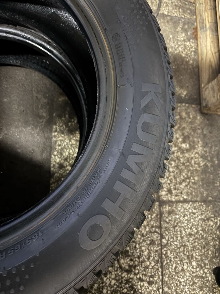 Para opon zimowych 185/65 R15 Kumho