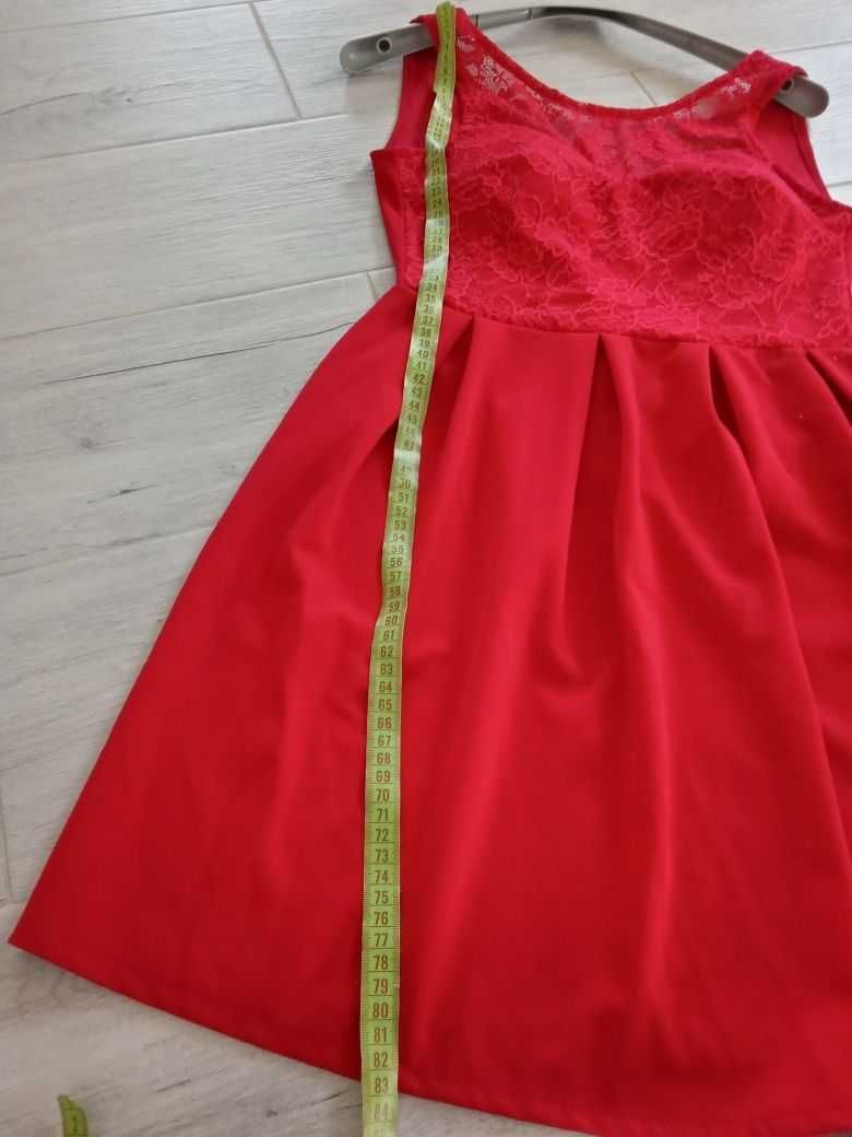 Sukienka dziewczęca czerwona s/m z koronką nowa bez metki