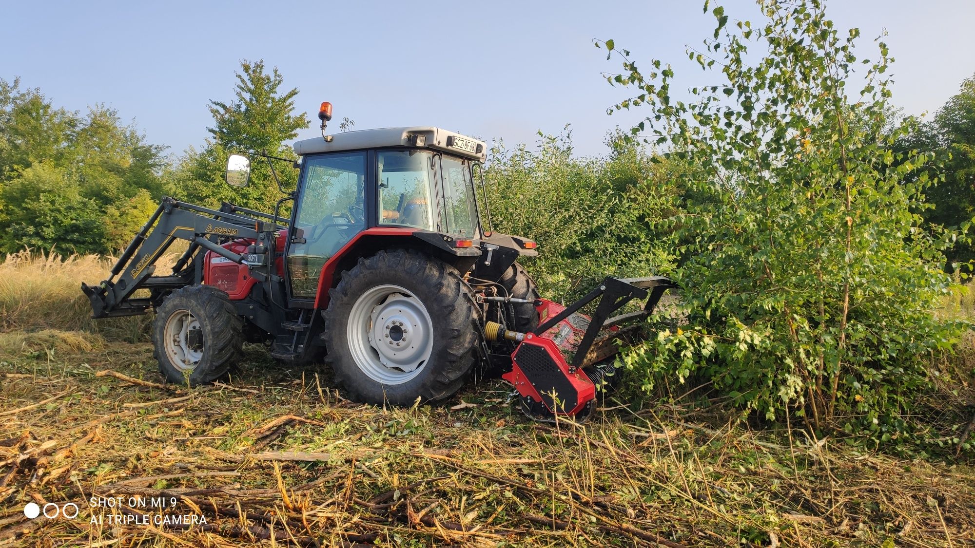 Roboty ziemne koparko-ladowarką, minikoparką