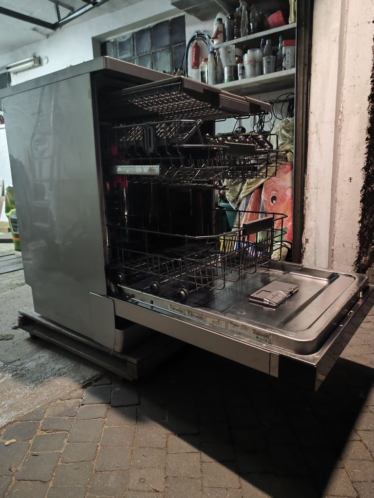 Zmywarka używana sprawna model WFC3C24 PF X