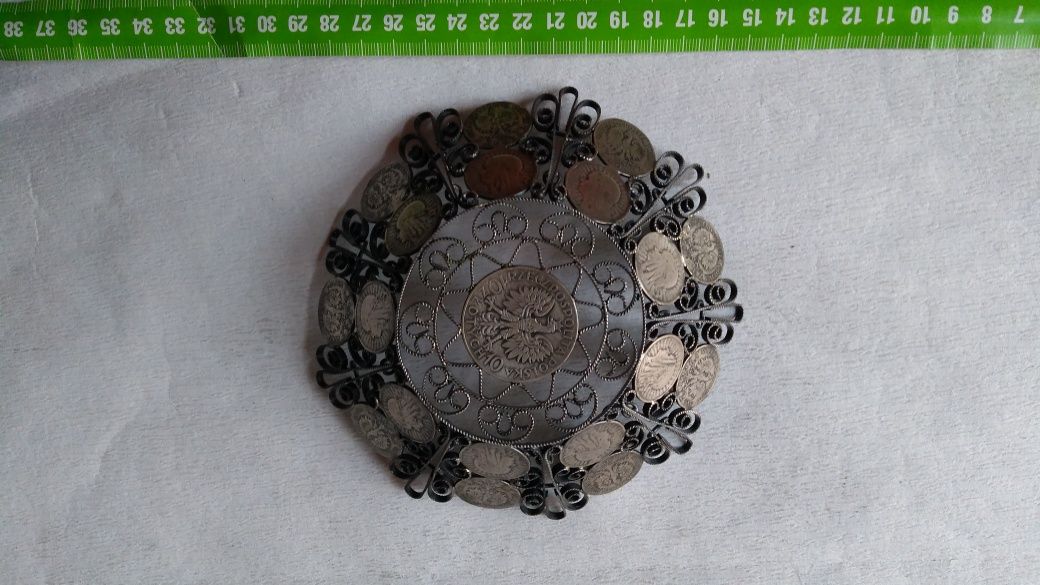 Talerz srebrny z monet w cenie 1800 zł