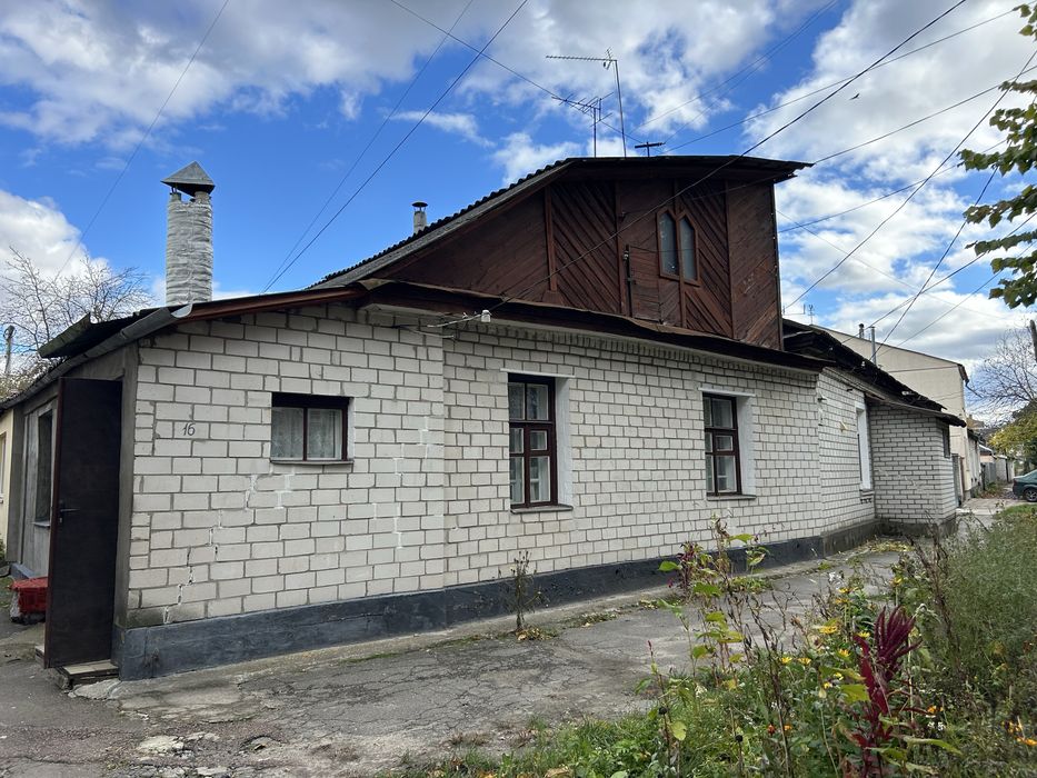 Центр, фасадна частина будинку по вулиці Юрка Тютюнника (Войкова)