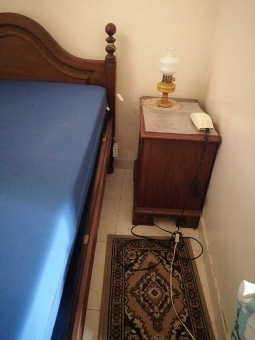 Cama de solteiro e mesa de cabeceira