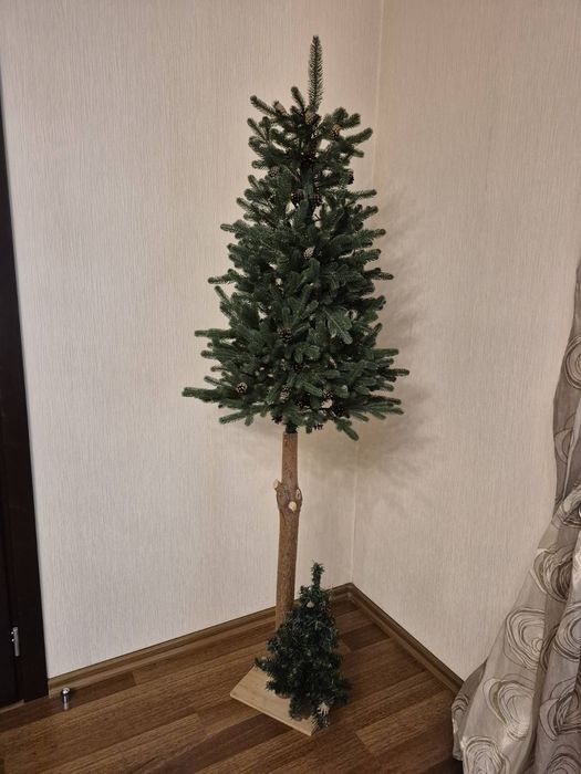 Ялинка лита на дерев'яній підставці.