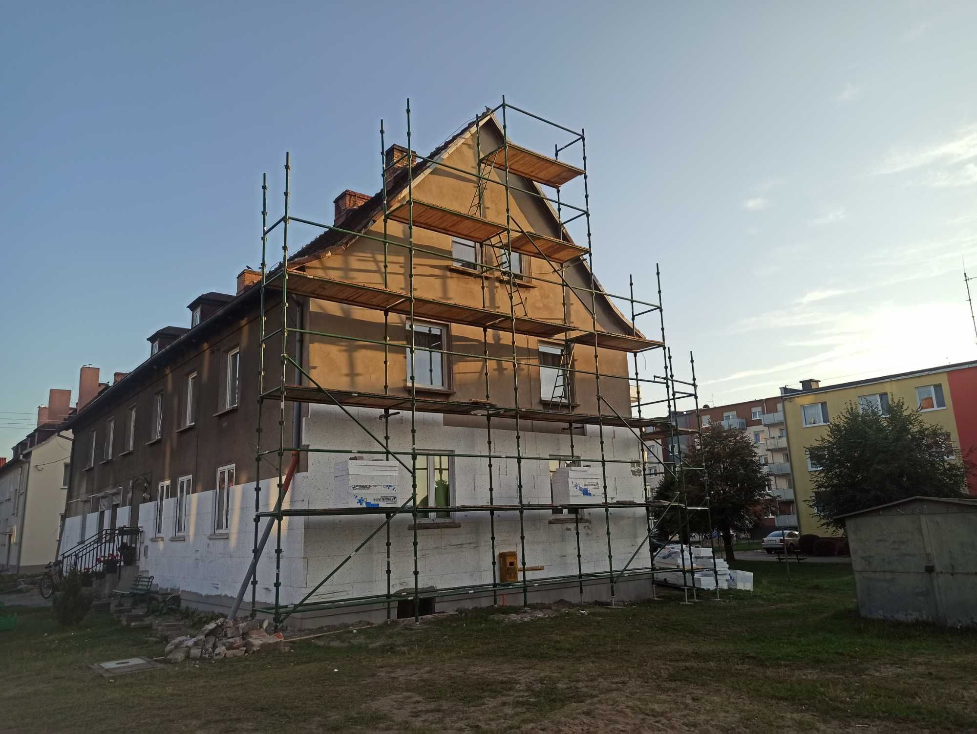 wynajem rusztowań elewacyjnych choinkowych TANIO rusztowanie