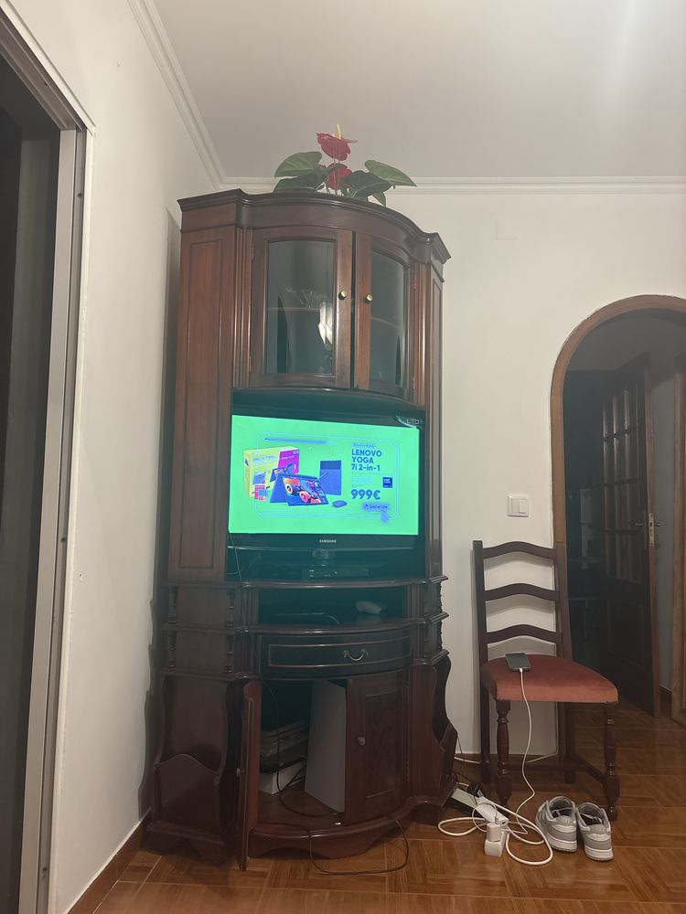 Móvel de sala em madeira com vitrine - muito bom estado