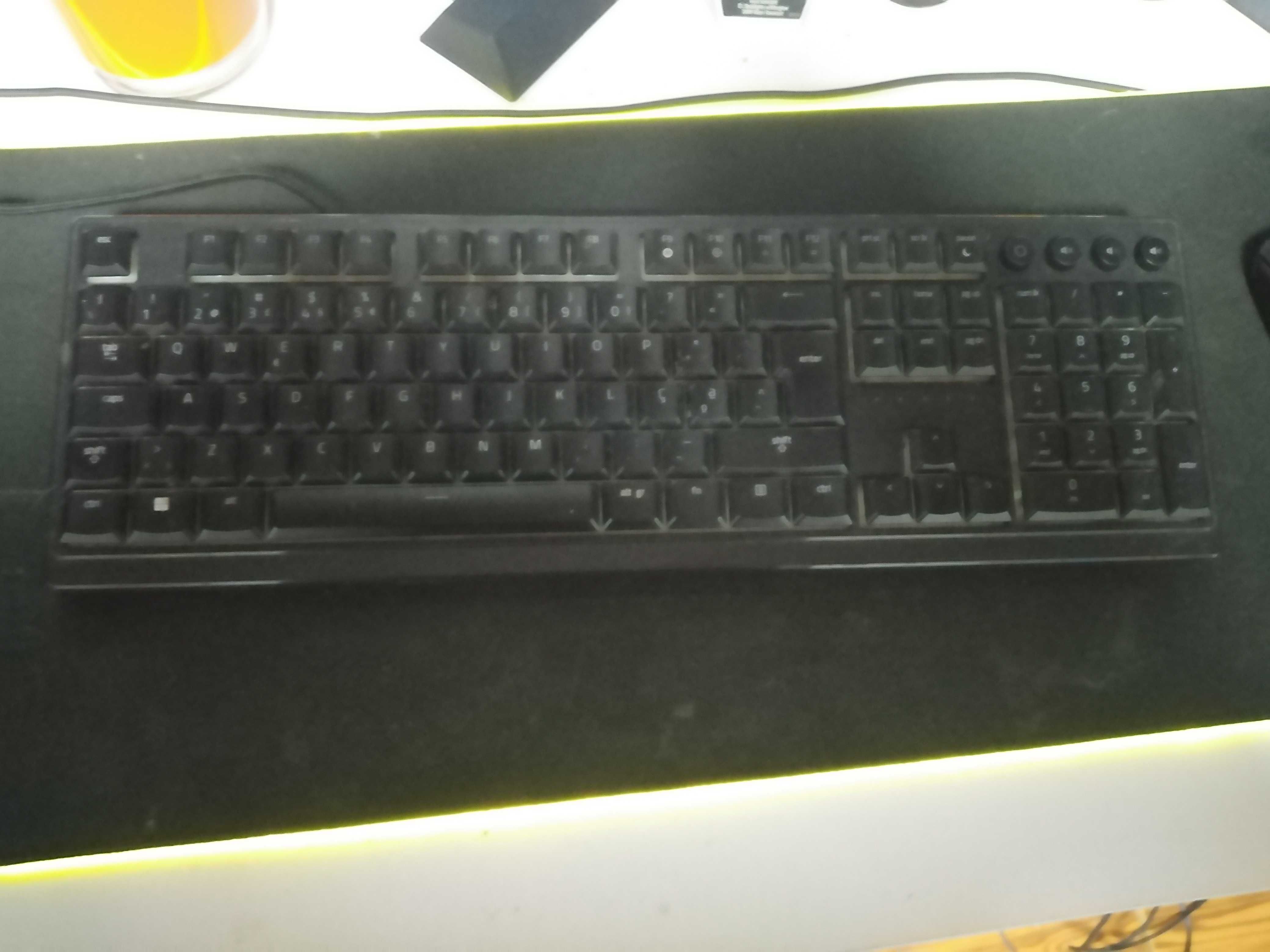 Teclado e rato com muito pouco uso comprei na wortem á 2 meses!!