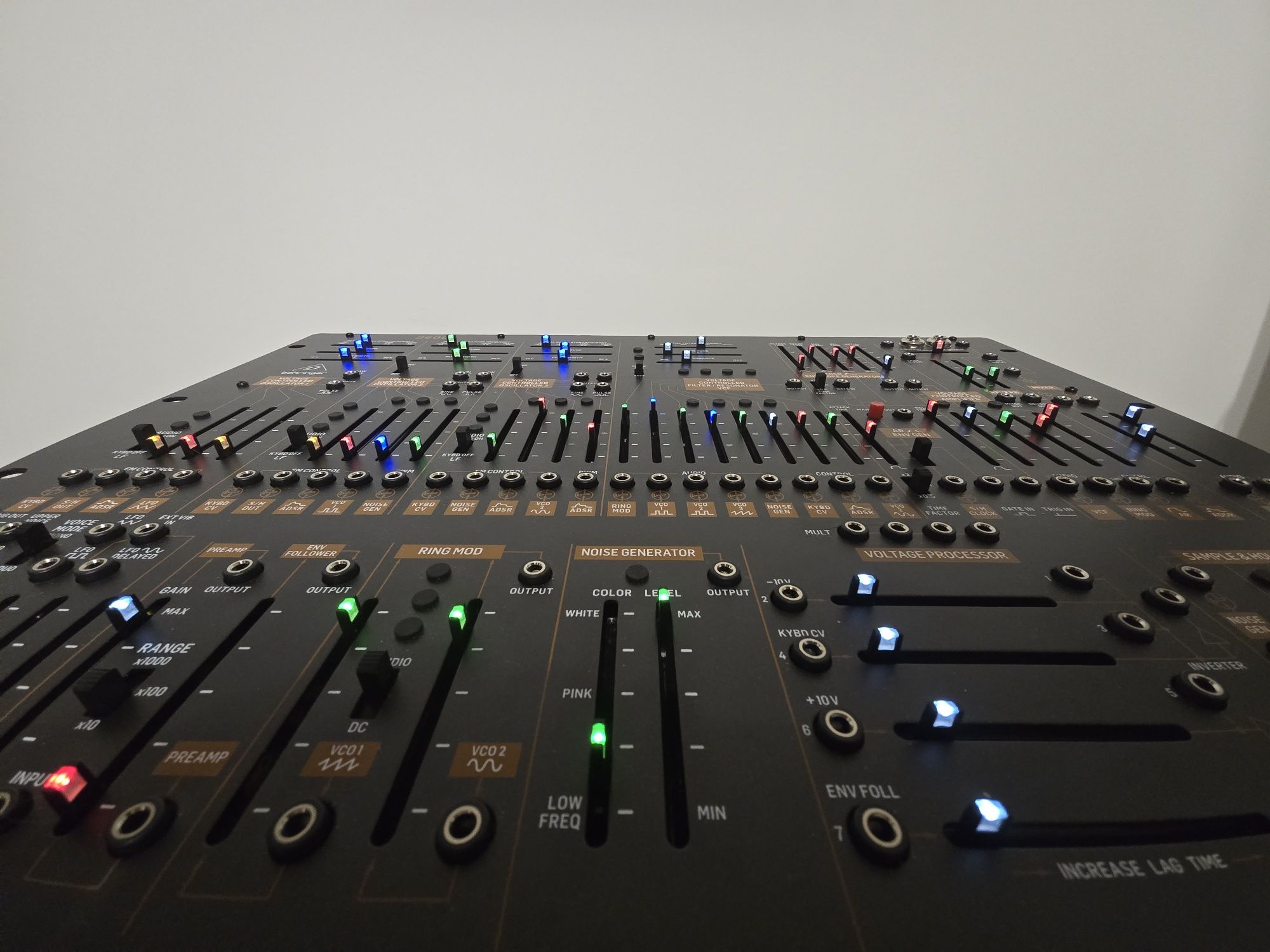 Behringer 2600 – semi-modularny analogowy syntezator z 3 VCO