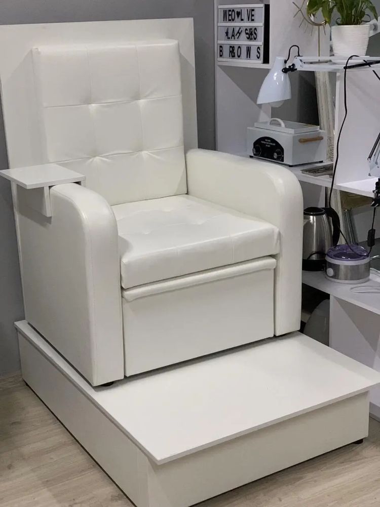 Продам педикюрное кресло с нижним подиумом