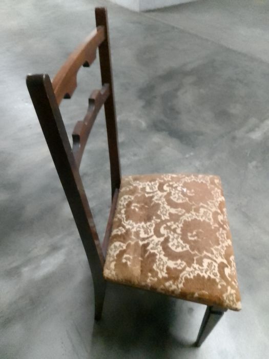 Cadeiras madeira estofadas.