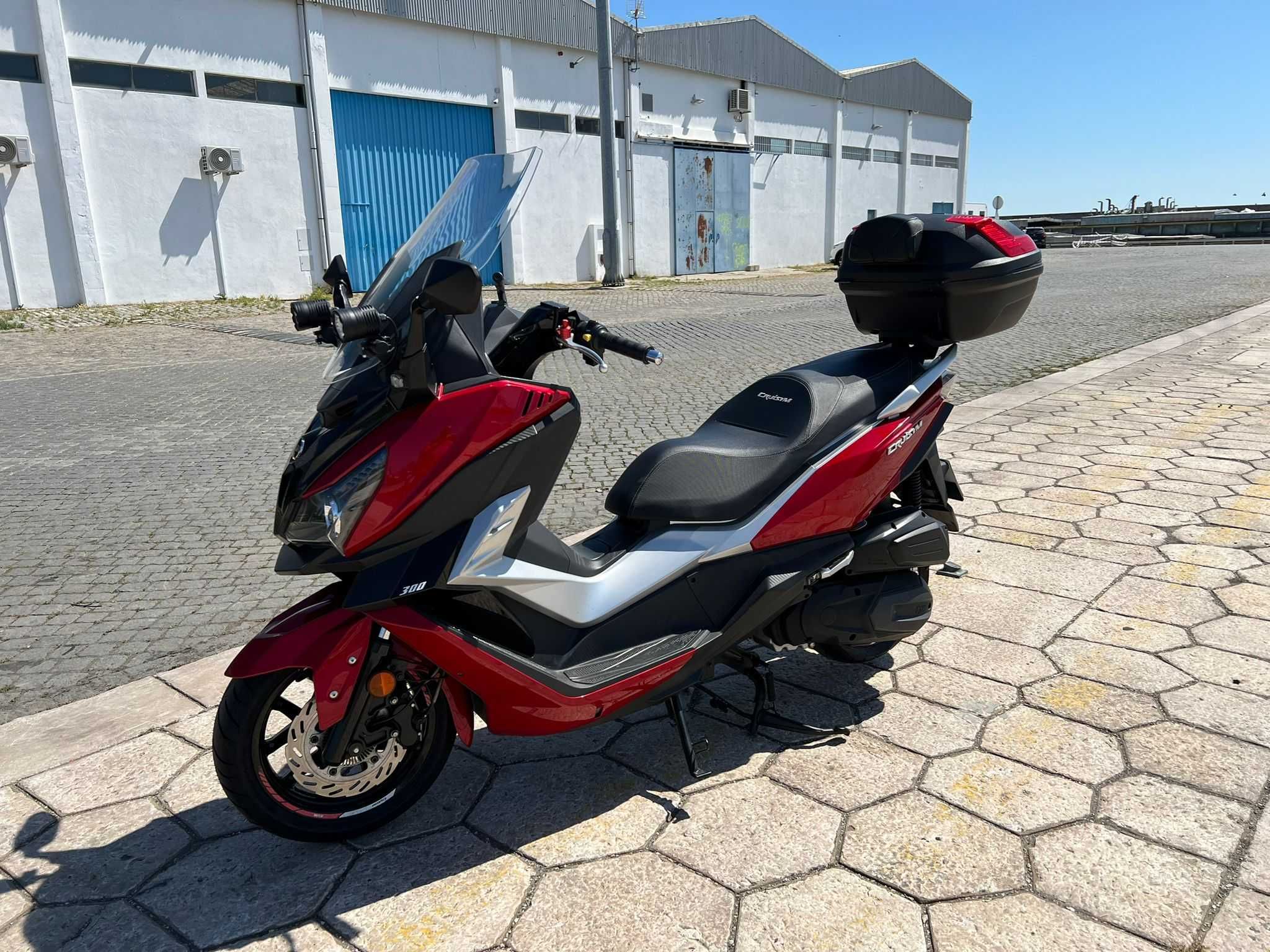 SYM Cruisym 300 scooter