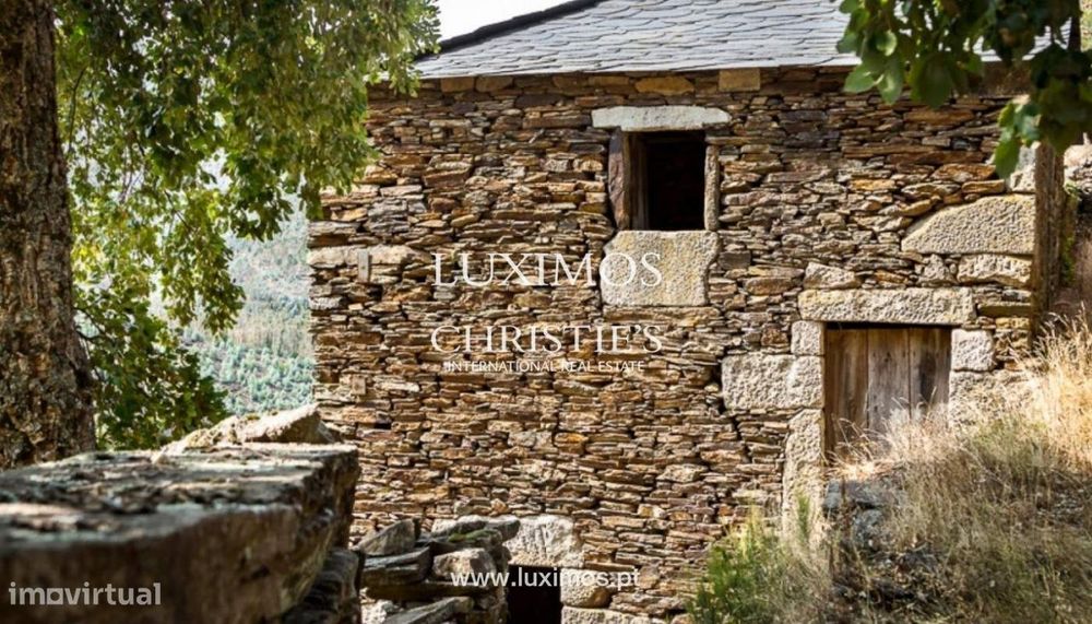Venda de Aldeia com casas típicas em Arouca