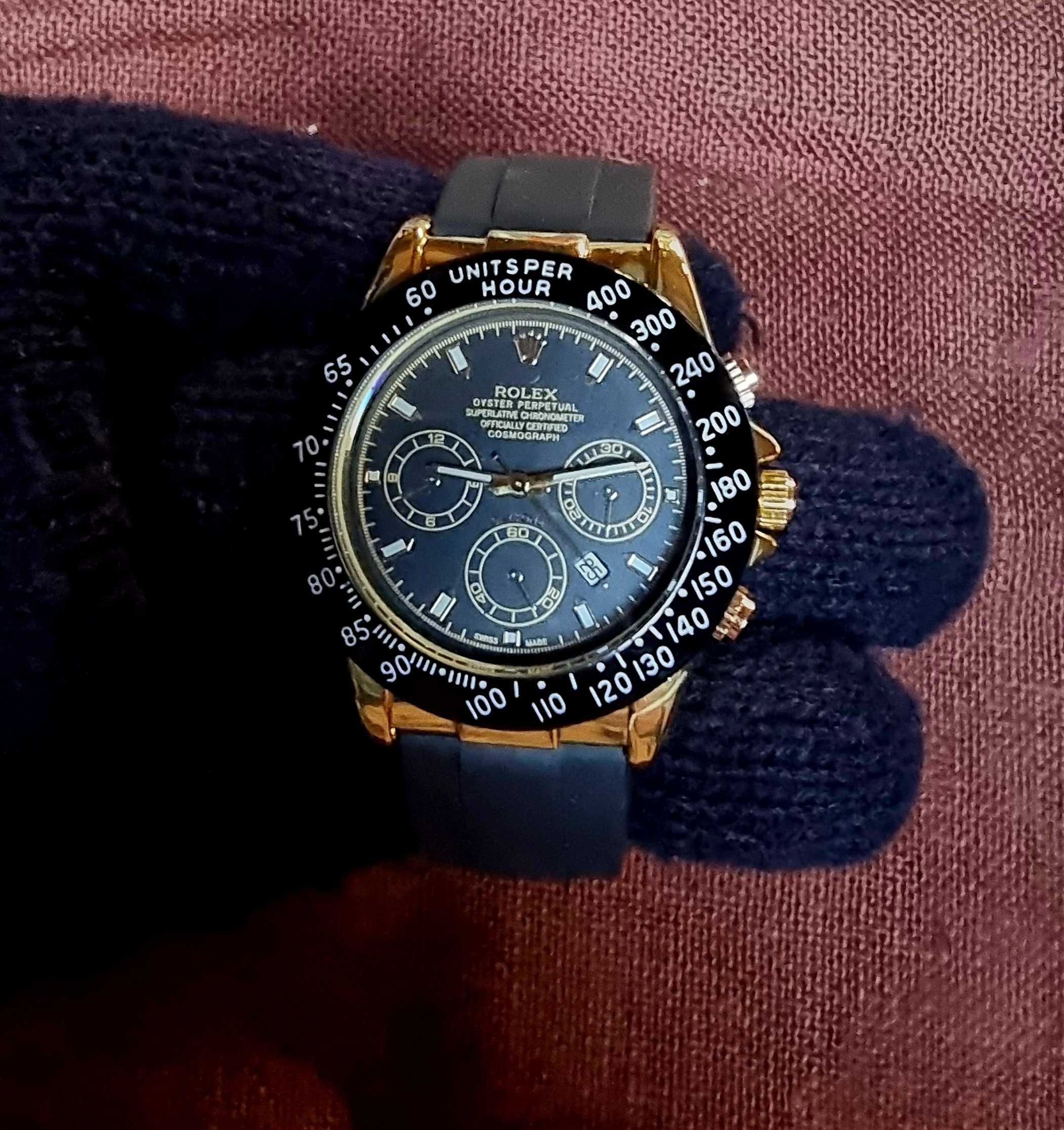 Relógio Novo muito elegante com pulseira em borracha preta