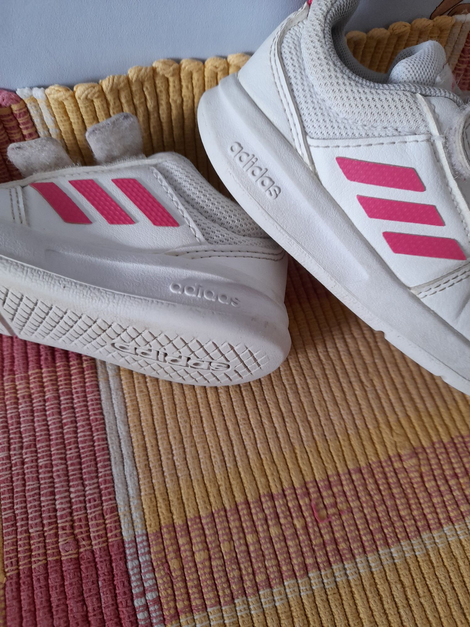 Sapatilhas Adidas tamanho 22