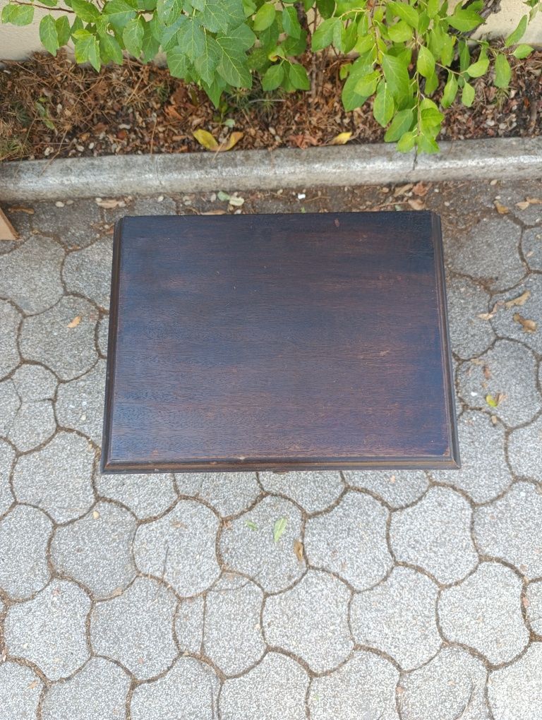 Mesa de cabeceira de madeira trabalhada