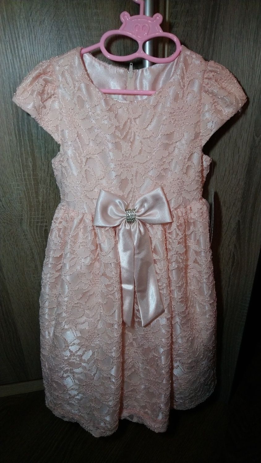 Платье новое нарядное персиковое для девочки 6 лет