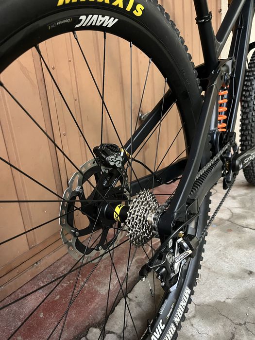 Bicicleta Downhill Raaw Yalla V1 2025