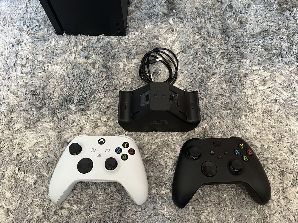 Konsola Xbox Series X + 2 x pad + 2 x akumulator do pada + ladowarka