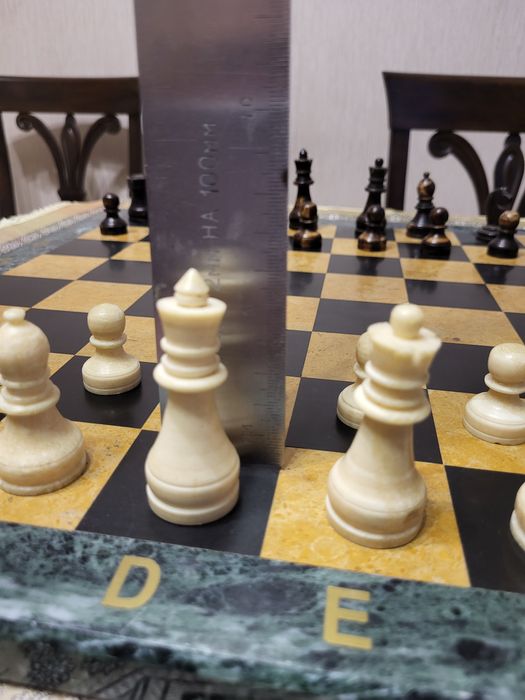 Шахматная мраморная доска с фигурами кость