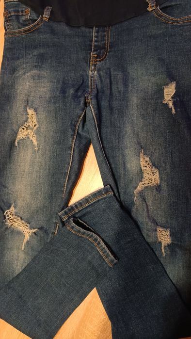 Spodnie ciążowe z dziurami