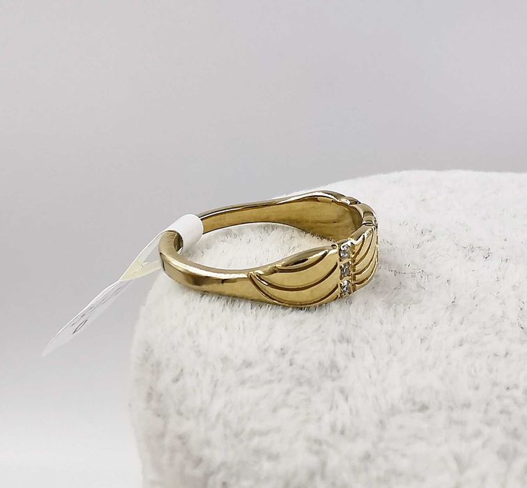 Pierścionek złota stal chirurgiczna średnica 16 mm cyrkonie