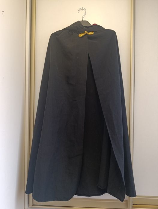 Накидка чорна з капюшоном