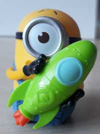 TM&Universal Studios Minionki Minionek z rakietą jeździ 8cm