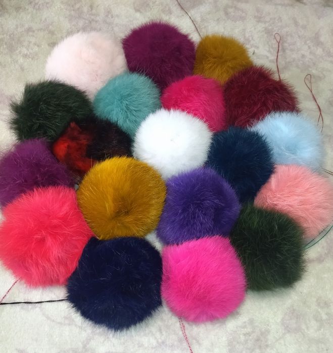 Продам помпони на шапку