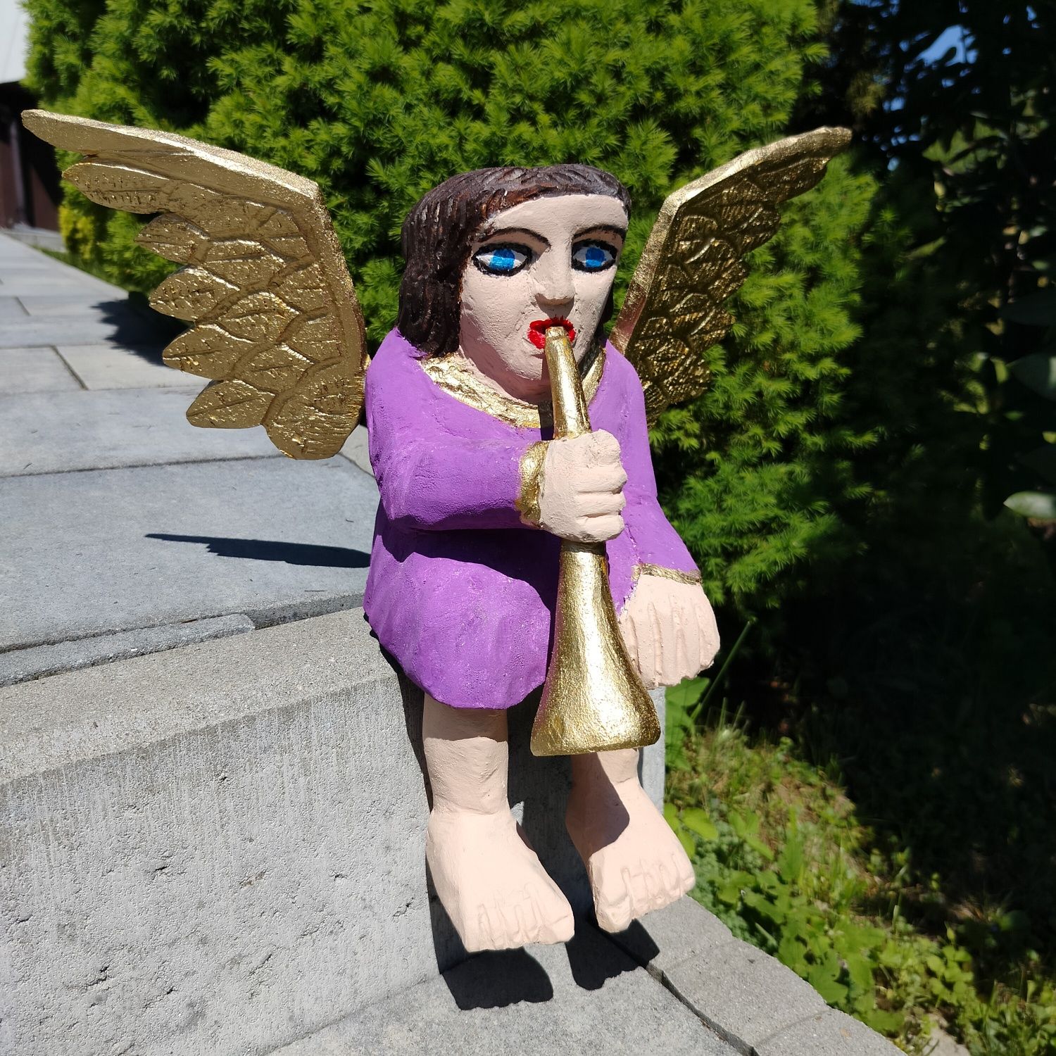 Rzeźba ludowa Anioł siedzący