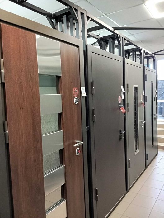 Вхідні двері  MAGDA мІжкімнатні KORFAD  вікна STEKO.REHAU