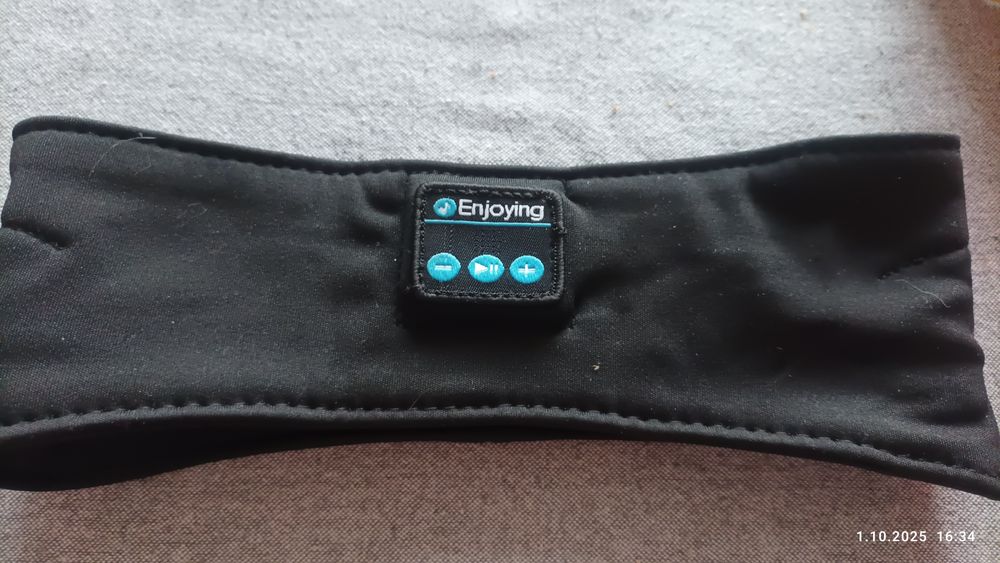 Sportowa opaska że słuchawkami bluetooth.