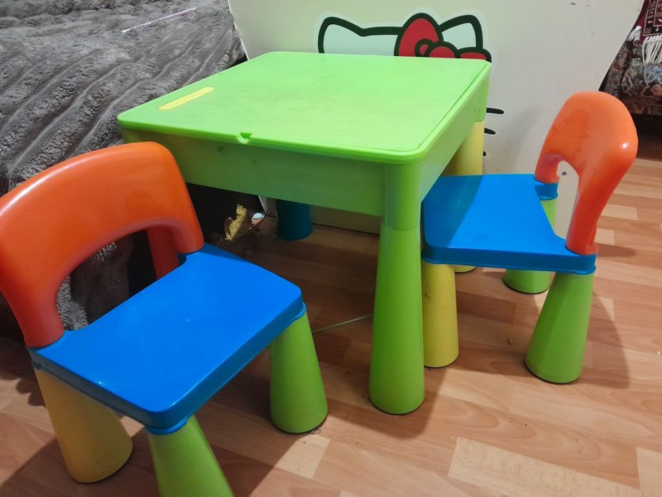 Дитячий ігровий столик з 2 стільцями