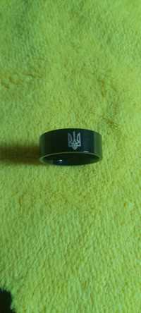 Чоловіче жіноче кільце кільцерія перінь каблука з герб України чорне.