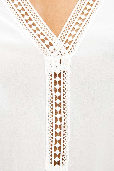 Blusa branca com decote em renda da Zara T: S Nova c/etiqueta