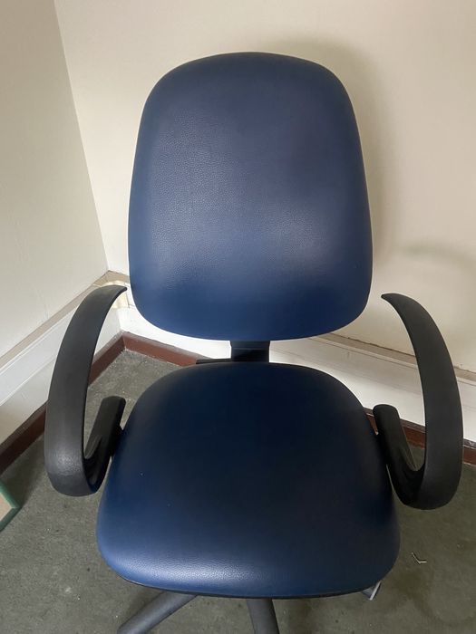 Cadeira de secretaria rotativa nova